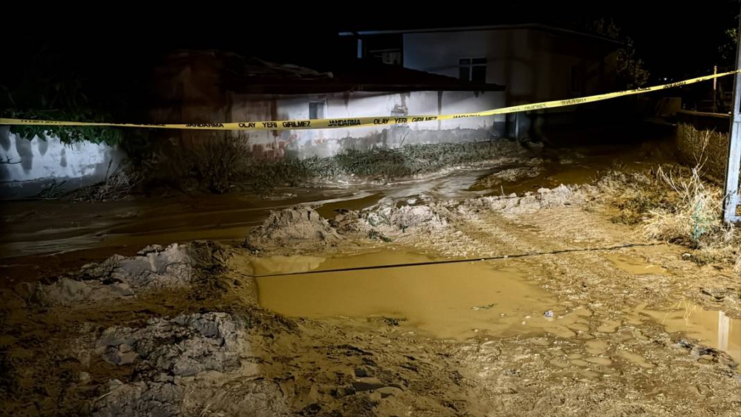 Sel felaketi yaşayan ilimizde 1 ev çöktü 4